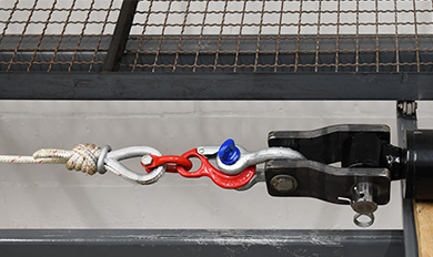Seilhaken auf dem Prüfstand eingespannt