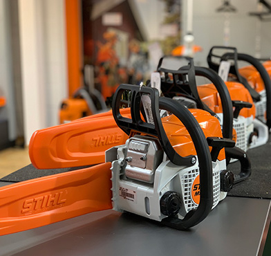 Mehrere Motorsägen aufgereiht